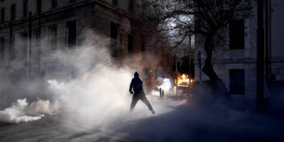 Применили слезоточивый газ. В Афинах между студентами и полицией произошли столкновения во время протеста — фото, видео