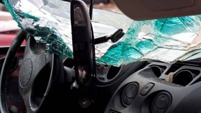Женщина выпала из окна и пробила лобовое стекло машины — шокирующие кадры (18+)