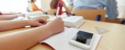 Роспотребнадзор запретил школьникам использовать смартфоны на уроках