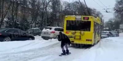 В Киеве мужчина катался на сноуборде, зацепившись за автобус - видео - ТЕЛЕГРАФ