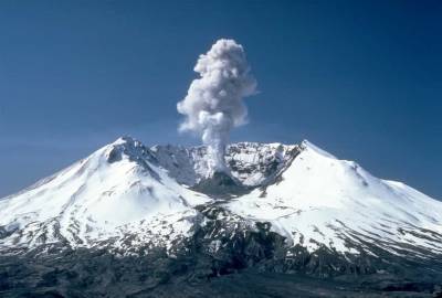 За спиной у туриста в Гватемале началось извержение вулкана (ВИДЕО) и мира