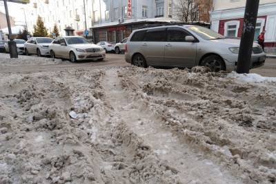 Красноярские коммунальщики снова сбрасывают снег в Енисей