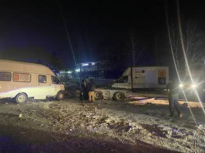 Маршрутка разбилась в ДТП с грузовиком в Новосибирске: есть пострадавшие