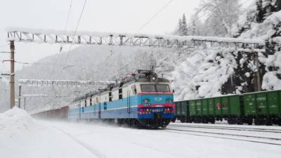 Три вагона грузового поезда сошли с рельсов на станции под Омском