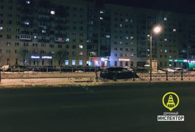 Пьяный водитель снес забор и вылетел на трамвайные пути в Петербурге