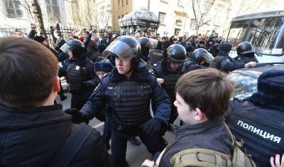 Роскомнадзор оштрафует соцсети за призывы детей к участие в протестах