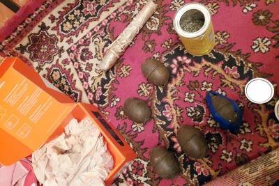 Фото: тайник оружия обнаружили в квартире умершего пенсионера в Петербурге