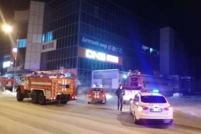 Ночью в Первоуральске возник пожар в торговом центре