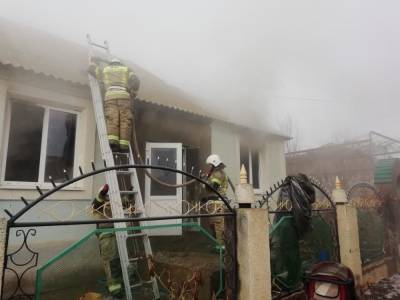 Пожарные оперативно потушили загоревшийся дом в Астраханской области