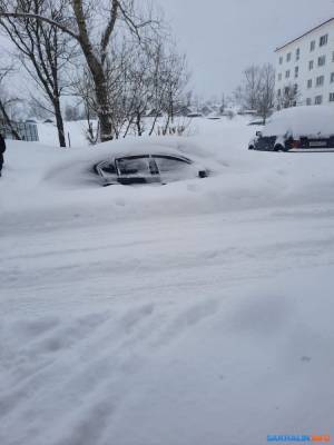 Снег в Александровске-Сахалинском заставляет ходить пешком даже чиновников
