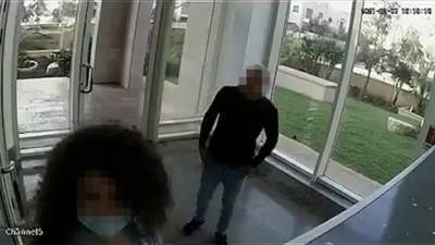 Видео: насильник напал на женщину среди бела дня в жилом доме в Нетании
