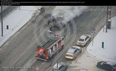 На юго-западе Москвы загорелся автомобиль