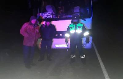 Астраханские полицейские помогли пассажирам сломавшегося в мороз автобуса