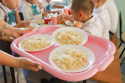 Астраханских школьников будут кормить по-новому