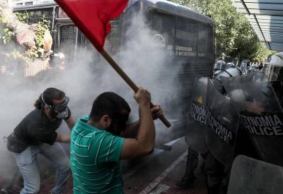 В Афинах силовики применили слезоточивый газ для разгона студентов