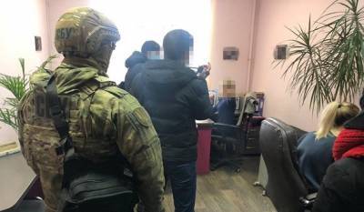 На Донбассе накрыли преступную группу, торговавшую фальшивыми паспортам ЕС