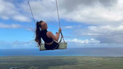 Ксения Мишина позировала на качелях в Доминикане: невероятное фото на фоне неба