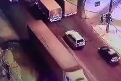 В Чебоксарах пешеход упал под колеса МАЗа