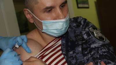 Более 250 тюменских росгвардейцев вакцинировались от COVID-19
