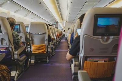 Российская стюардесса описала влияние одной детали в салоне самолета на людей