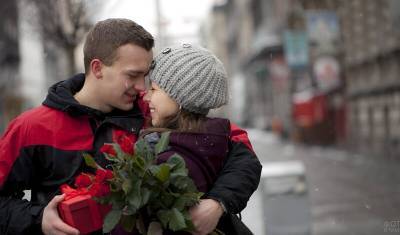 Ужин и ноутбук: россияне рассказали, что ждут в подарок на День Влюбленных