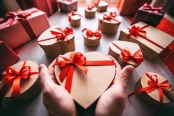 Россияне рассказали о желанных подарках в День влюбленных