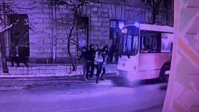 Действия молодых людей, которые кричали в автобусе "За Навального" и сломали стеклоочиститель, попали на видео