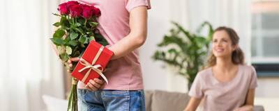 Ужин и цветы: россияне рассказали о желанных подарках на День влюбленных