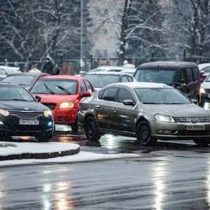 Киев опять стоит в пробках из-за снегопада: карта