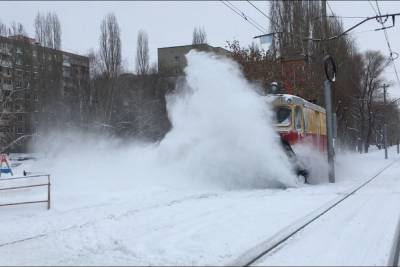 В Саратове снегоуборочный трамвай засыпал снегом людей
