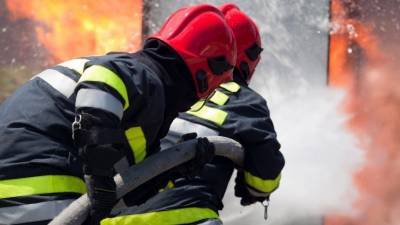 Полицейский пострадал при спасении женщины на пожаре на севере Москвы