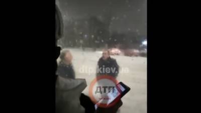 В Киеве маршрутчик избил пассажира: он не оплатил проезд – видео