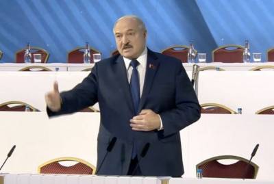 Лукашенко снова предложил подумать над изменением конституции