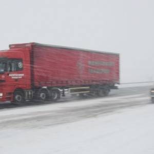 В Киеве и пяти областях ограничили въезд из-за снегопада