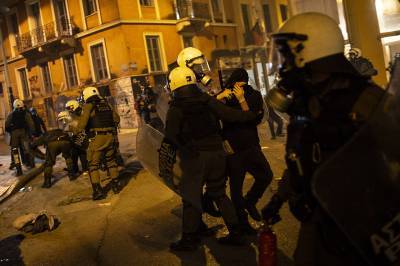 Афины превратились в поле боя между полицией и студентами