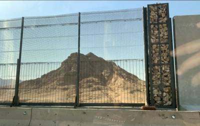 Отдых за забором: Шарм-эль-Шейх оградили проволочной сеткой