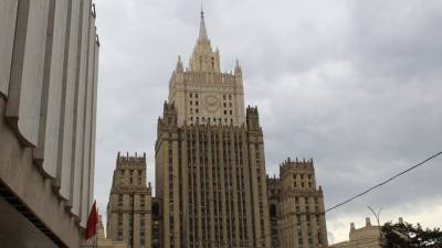 Рябков: Россия должна вести политику сдерживания США