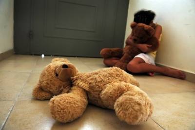 Воспитательница детсада обвинила мужа в изнасиловании дочери-подростка