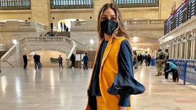 Оливия Палермо надела желтый костюм и рубашку с рукавами-буфами: безупречный образ