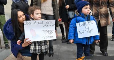 "Верните папу": родители пропавших без вести в Карабахе солдат привели на акцию внуков