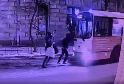 Видео: полиция ищет пьяных подростков, «напавших» на автобус в Санкт-Петербурге