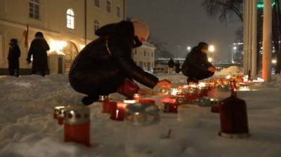 Латвийская оппозиция зажгла свечи за упокой экономики государства