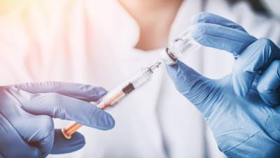 На работе требуют сделать прививку: законно ли это и могут ли уволить
