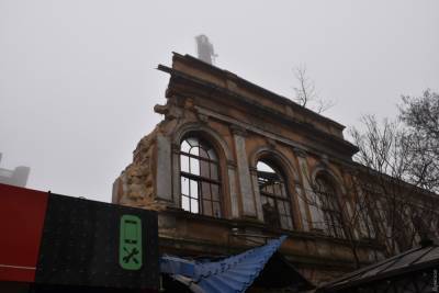 В Одессе обрушилась очередная достопримечательность: здание бывшей фабрики мороженого – фото