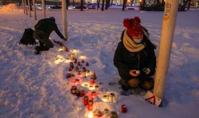 За упокой экономики: латвийцы принесли свечи к президентскому замку