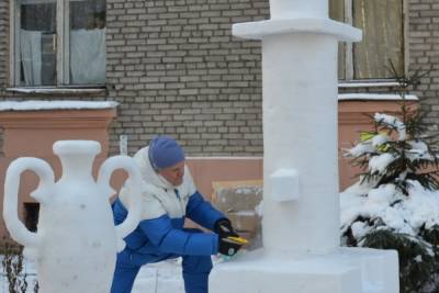 Петербургский пенсионер украсил двор вазами и Ростральными колоннами из снега