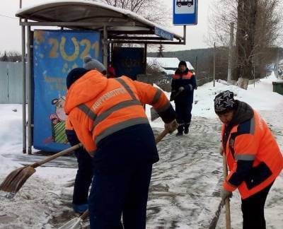 С остановок и пешеходных переходов Ульяновска вывозят снег