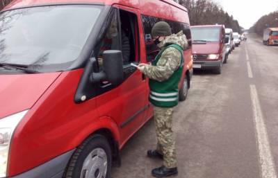 На границах Украины с ЕС выстроились большие очереди из авто