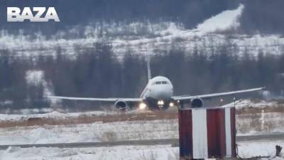 Новости на "России 24". Экстремальная посадка самолета в Магадане попала на видео