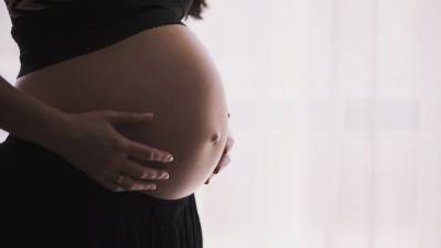 Британским акушерам запретили называть рожениц матерями